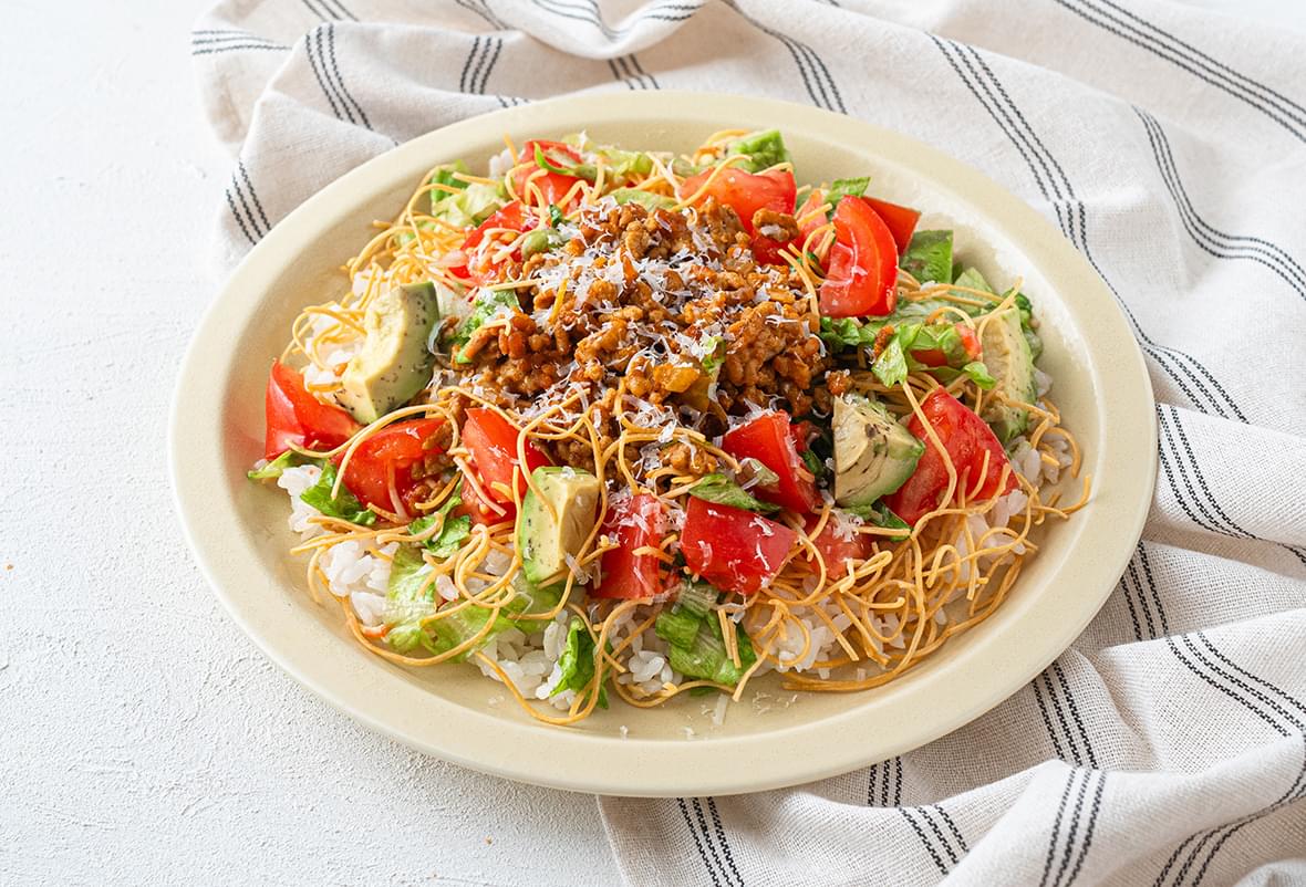 野菜を食べるタコライス